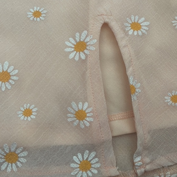 Beginning boutique Floral Daisy Slit Mini Skirt in Size 6 (XS) - Picture 3 of 3